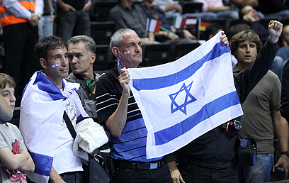 אוהדי נבחרת ישראל ניסו גם לחייך במהלך המשחק (צילום: עוז מועלם) (צילום: עוז מועלם)