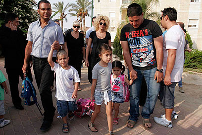 ליאור שושן ובני משפחתה בדרך לכתה א' (צילום: אליעד לוי) (צילום: אליעד לוי)