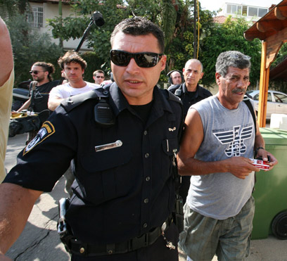 השוטרים מעכבים לחקירה את גרושה של מרגול (צילום: הדר כהן) (צילום: הדר כהן)