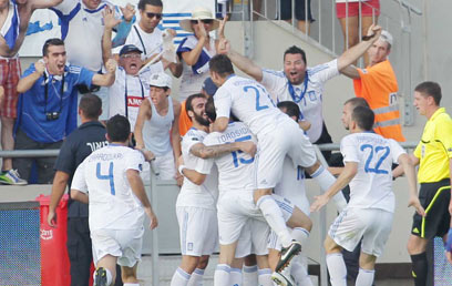נבחרת יוון חוגגת מול ישראל בבלומפילד (צילום: ראובן שוורץ) (צילום: ראובן שוורץ)