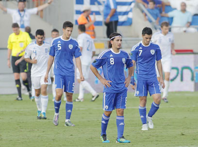 שחקני הנבחרת מאוכזבים מול יוון. חייבים לחזור לכדורגל פשוט (צילום: ראובן שוורץ) (צילום: ראובן שוורץ)
