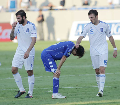 הלך עוד קמפיין. נבחרת יוון אחרי ה-0:1 בבלומפילד (צילום: ראובן שוורץ) (צילום: ראובן שוורץ)
