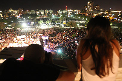 תל אביב. מפגינים גם במרפסות (צילום: מוטי קמחי) (צילום: מוטי קמחי)