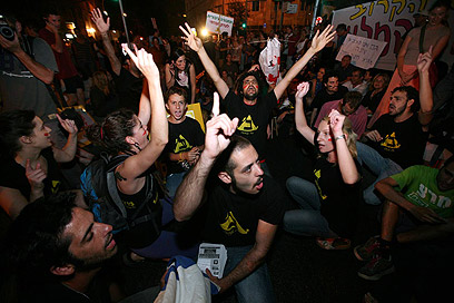 מפגינים בירושלים, הערב (צילום: גיל יוחנן) (צילום: גיל יוחנן)