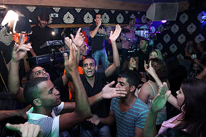 כפיים למרגול. המבקרים במועדון מצדיעים לזמרת (צילום: עידו ארז) (צילום: עידו ארז)