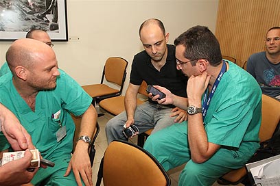 מתמחים בבית החולים שיבא בתל-השומר (צילום: עופר עמרם) (צילום: עופר עמרם)
