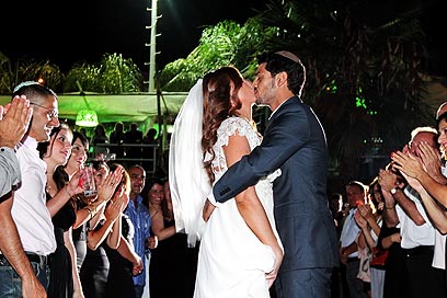 החתן רשאי לנשק את הכלה (צילום: people photography) (צילום: people photography)