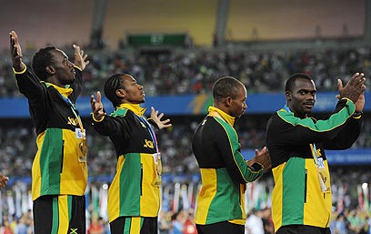 נבחרת ג'מייקה חוגגת זהב. שיא עולם בודד (צילום: MCT) (צילום: MCT)