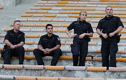 שוטרים קרואטיים מאבטחים את האימון (צילום: ראובן שוורץ) (צילום: ראובן שוורץ)