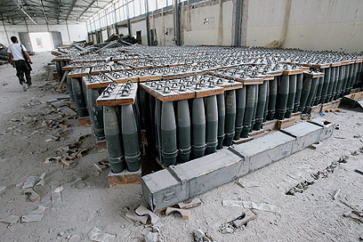 שלל גדול. פגזי טנקים שנתפסו על ידי המורדים בטריפולי (צילום: AP) (צילום: AP)