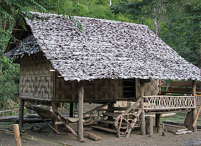 בית של בני שבט הקארן. ה"רעפים" עשויים מעלים (צילומים: זהר לפיד) (צילום: זהר לפיד) (צילום: זהר לפיד)