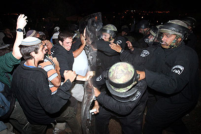 עימות עם השוטרים. "לא ניגרר למלחמות יהודים" (צילום: EPA) (צילום: EPA)