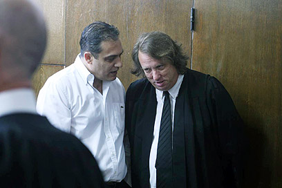 ואנונו ופרקליטו, היום בבית המשפט (צילום: מוטי קמחי) (צילום: מוטי קמחי)