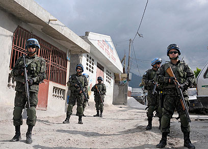 חיילי שמירת שלום ברזילאים בהאיטי. הכוח מונה 12 אלף (צילום: רויטרס) (צילום: רויטרס)