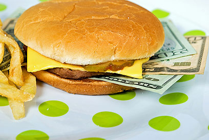 הגוף לא יודע מה זה כסף - הוא יודע מה זה אוכל (צילום: shutterstock) (צילום: shutterstock)