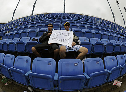 היה גשם? אוהדים מאוכזבים בפלאשינג מדו (צילום: AFP) (צילום: AFP)