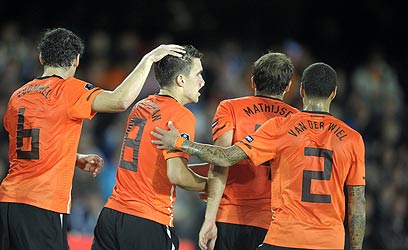 נבחרת הולנד חוגגת. ניצחה משחק תשיעי ברציפות (צילום:  AFP) (צילום:  AFP)