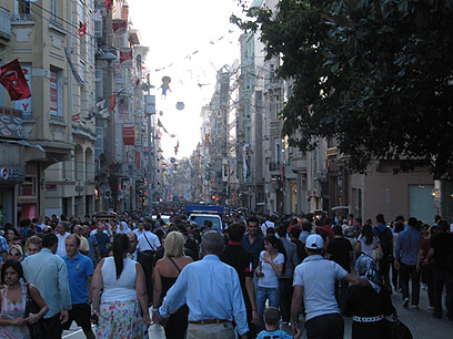שדרות איסתיקלאל באיסטנבול. כבר לא צועקים פה בעברית (צילום: תלם יהב) (צילום: תלם יהב)
