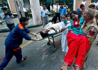 פצועים מפונים מזירת הפיצוץ (צילום: AFP) (צילום: AFP)