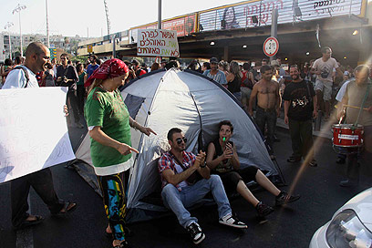 הפגנת אוהלים מול עיריית תל אביב. ערעור תחושת הקהילה (צילום: דנה קופל) (צילום: דנה קופל)
