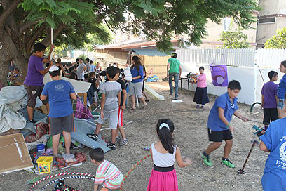 הפעלות ומשחקים לילדים במאהל בחולון (צילום: מוטי קמחי) (צילום: מוטי קמחי)