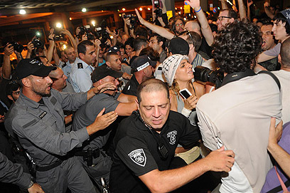 Protesters, police clash at City Hall (Photo: Yaron Brener)