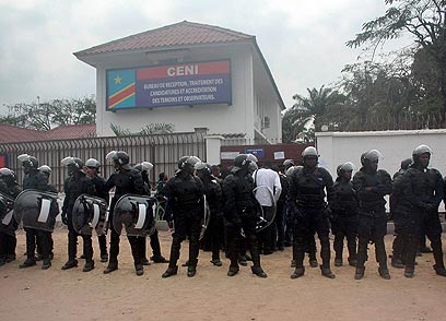 משטרת קונגו. החיפושים אחרי הנמלטים נמשכים (צילום: AFP) (צילום: AFP)