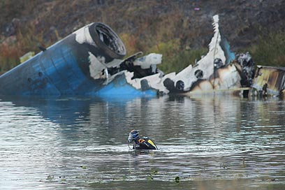 שרידי המטוס בוולגה. חלק נפל למים וחלק התרסק ביבשה (צילום: MCT) (צילום: MCT) (צילום: MCT)