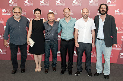 קינן ונבון עם הבמאי ערן קולירין וחברי הצוות של "ההתחלפות"  (צילום: MCT) (צילום: MCT)