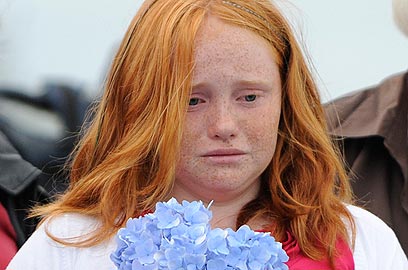 ג'סיקה האנט מניחה זר פרחים לזכר אביה שנהרג בפיגוע במגדלי התאומים (צילום: AP) (צילום: AP)