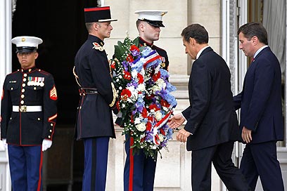 גם מעבר לים זוכרים. נשיא צרפת סרקוזי בטקס זיכרון בשגרירות ארה"ב בפריס (צילום: רויטרס) (צילום: רויטרס)