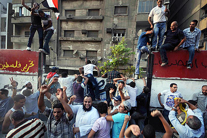 טיפסו על החומה, וחדרו למתחם השגרירות (צילום: AFP ) (צילום: AFP )
