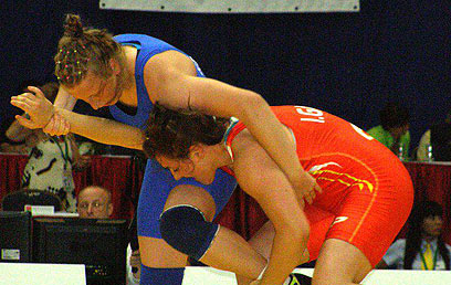 אילנה קרטיש (בכחול). היאבקות נשים נכנסה לתוכנית האולימפית באתונה 2004 (צילום: אורן אהרוני) (צילום: אורן אהרוני)