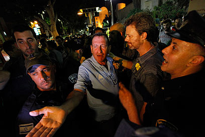 חולדאי מוקף בשוטרים. "לא מפחד" (צילום: אדי גרלד) (צילום: אדי גרלד)