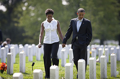 Obama and wife Michelle visit Arlington Cemetery (Photo: AFP)
