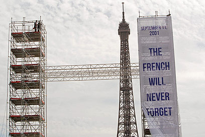 "הצרפתים לעולם לא ישכחו". מגדל האייפל בפריז (צילום: AP) (צילום: AP)