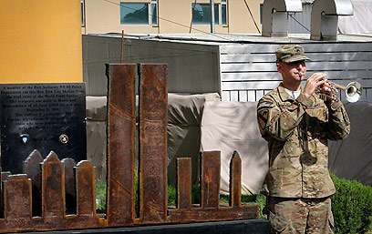 צבא העם. חייל אמריקני בטקס לזכר הרוגי 11/9 בקאבול, אפגניסטן (צילום: AP) (צילום: AP)