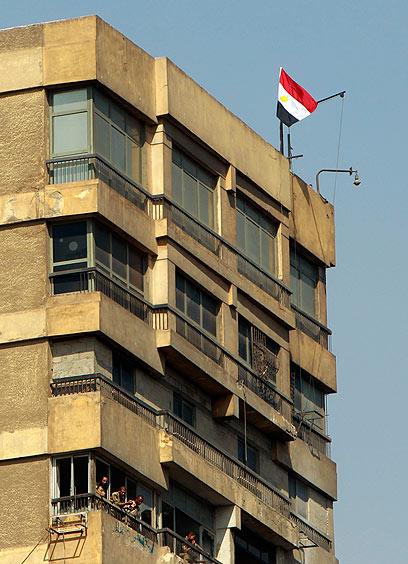 שגרירות ישראל בקהיר בעת המהומות אשתקד (צילום: רויטרס) (צילום: רויטרס)