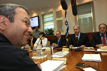 ברק ליד שולחן הממשלה. ייפרד ממנו אחרי הבחירות? (צילום: AFP) (צילום: AFP)