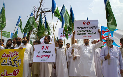 לא זוכרים, שונאים. מפגינים בפקיסטן: "11/9 - קונספירציה יהודית" (צילום: AP) (צילום: AP)