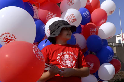 אדום, לבן וכחול. טקס זיכרון בסקופיה, בירת מקדוניה (צילום: AP) (צילום: AP)