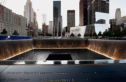 אנדרטת הזיכרון היכן שהיה מרכז הסחר העולמי (צילום: AFP) (צילום: AFP)