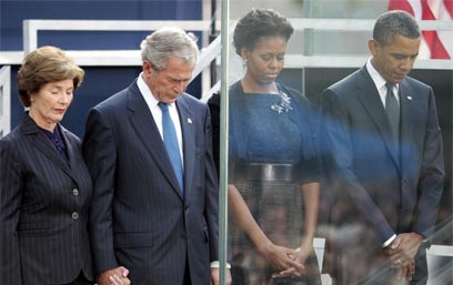 הנשיא אובמה ורעייתו מישל, לצד בוש הבן ורעייתו לורה (צילום: AP) (צילום: AP)