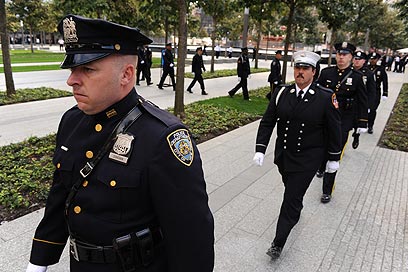 שוטרים בטקס לציון עשור לפיגוע הטרור הגדול בניו יורק (צילום: AFP) (צילום: AFP)