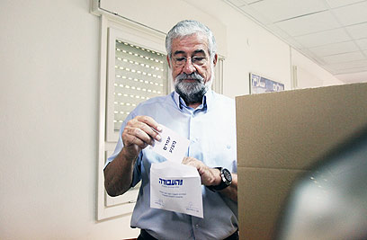 מצנע מצביע. "אני בדרך-כלל מנצח" (צילום: אבישג שאר ישוב)