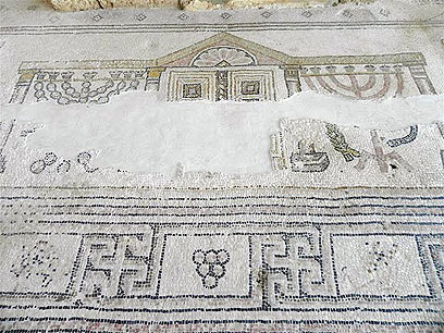 דימוי של בית המקדש וסמלי "סוואסטיקה" למטה. הפסיפס בבית הכנסת בסוסיה  (צילום: זיו ריינשטיין) (צילום: זיו ריינשטיין)