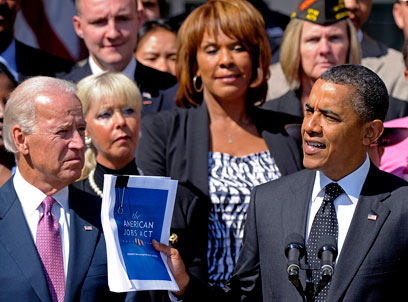 אובמה וביידן מציגים שלשום את תכניתם החדשה (צילום: AP) (צילום: AP)