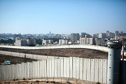Security barrier near Jerusalem (Photo: Reuters)