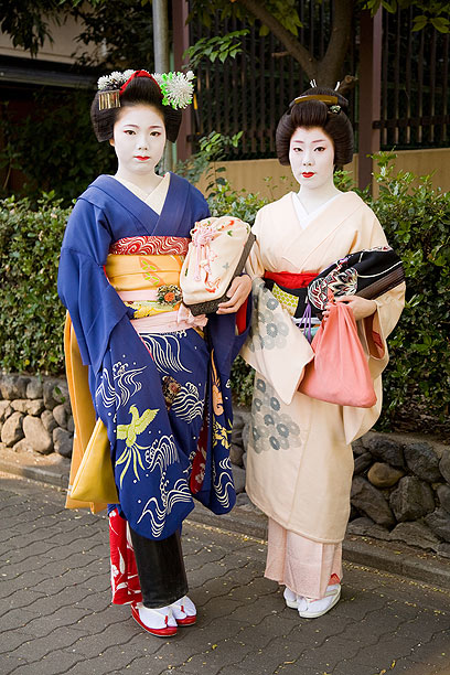 קימונו, נגינה ותה יפני. גיישות אורגינל (צילום: shutterstock) (צילום: shutterstock)