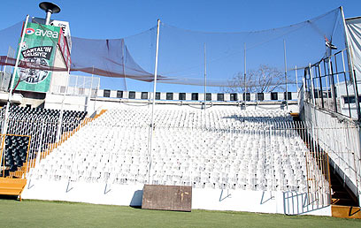 ה'כלוב' באצטדיון 'אינונו'. "יש שנאה כלפי ישראל" (צילום: ראובן שוורץ)